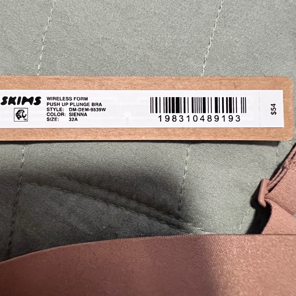 SKIMS Sienna Wireless Plunge Bra